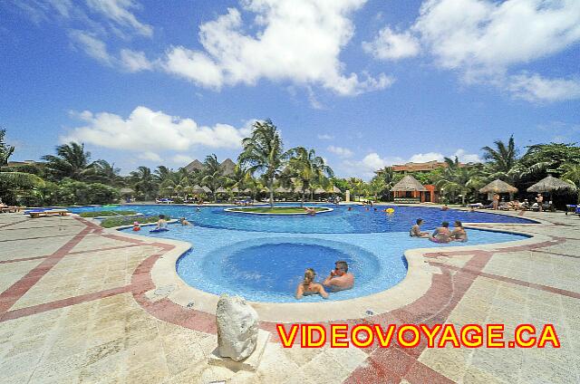 Mexique Riviera Maya Bahia Principe Coba Avec un jacuzzi directement dans la piscine.