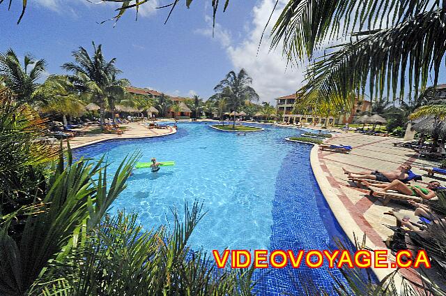 Mexique Riviera Maya Bahia Principe Coba In the center of the pool, the pool is divided in two by a passage.