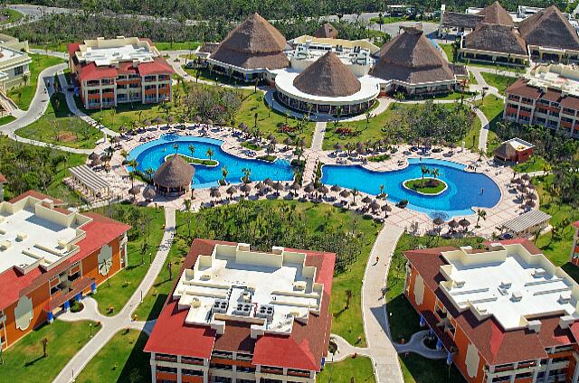 Mexique Riviera Maya Bahia Principe Coba An aerial view of the pool at the hotel in the Coba Premier Club section.