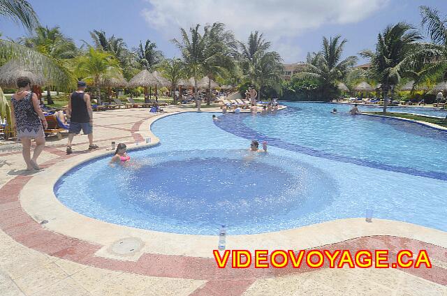 Mexique Riviera Maya Bahia Principe Coba Jacuzzi directly into the pool