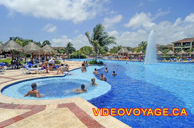 Mexique Riviera Maya Bahia Principe Coba With a medium-sized jacuzzi on the edge of the pool.