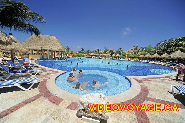 Mexique Riviera Maya Bahia Principe Coba A Jacuzzi in the pool and a pool bar.