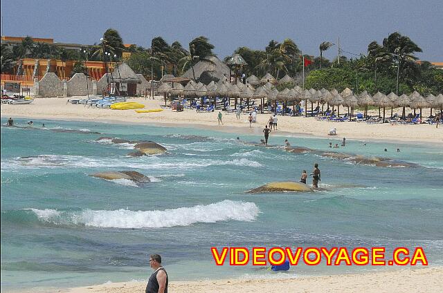 Mexique Riviera Maya Bahia Principe Tulum Numerous retention bag into the sea to avoid losing the sand in the sea.