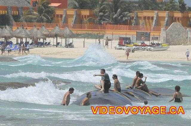 Mexique Riviera Maya Bahia Principe Tulum Many young people love to be Assir on these bags to receive the big waves ...