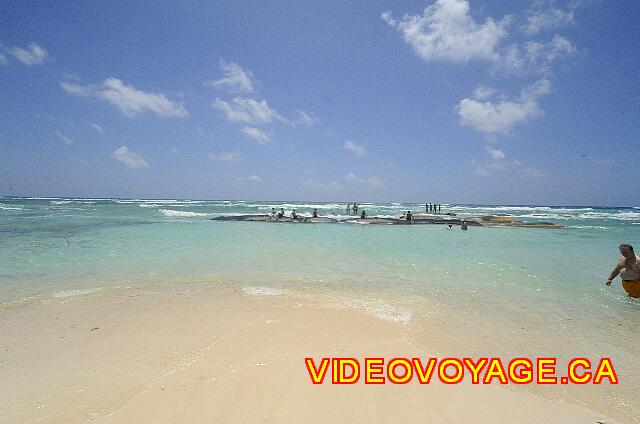 Mexique Riviera Maya Bahia Principe Tulum Here behind a retention bag, there is sand at the bottom of the sea.