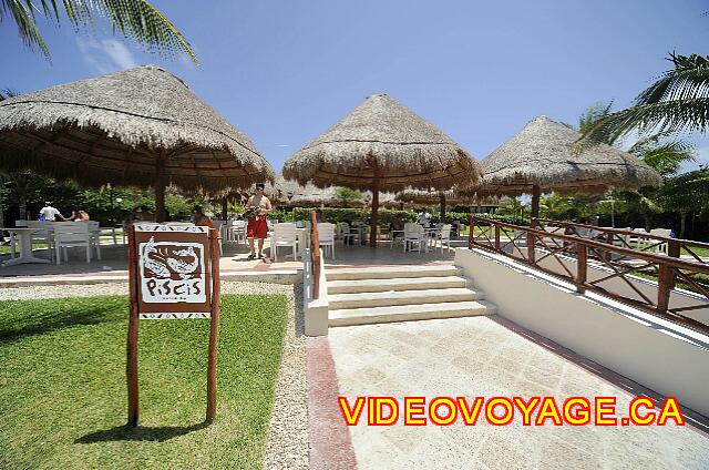 Mexique Riviera Maya Bahia Principe Coba A snack bar restaurant by the pool in the Coba section.