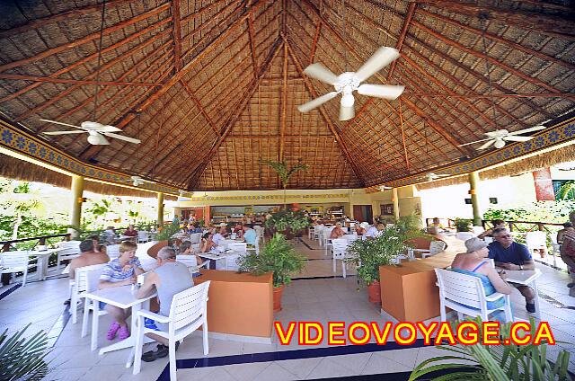 Mexique Riviera Maya Bahia Principe Coba A fairly extensive snack bar.