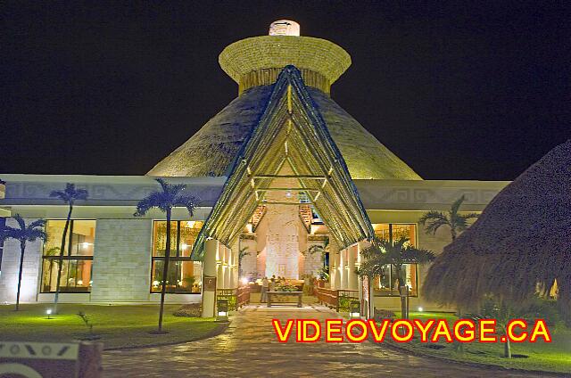 Mexique Riviera Maya Bahia Principe Tulum Une vue de l'arrière du Lobby le soir.