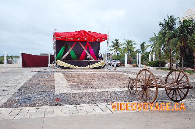 Mexique Riviera Maya Dreams Tulum Tres noches a la semana, un espectáculo se presenta aquí por el antiguo vestíbulo.