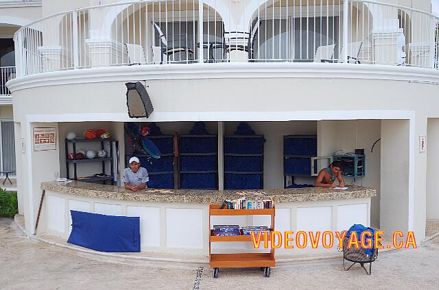 Mexique Riviera Maya Dreams Tulum El Club House, con una pequeña biblioteca de libros en Inglés y servicio de toallas de playa.