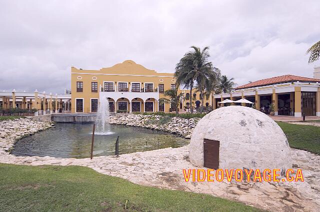 Mexique Riviera Maya Dreams Tulum Un lago de agua caliente que sale de la tierra.