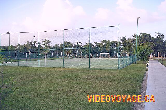 Mexique Riviera Maya Dreams Tulum Un terrain de soccer sur une surface synthétique.  Le terrain est éclairé.