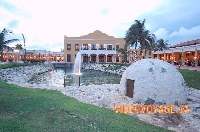 Mexique Riviera Maya Dreams Tulum A la derecha, una sauna de piedra natural. El calor viene de el calentador de piso interior.