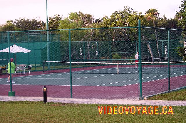 Mexique Riviera Maya Dreams Tulum Un terrain de tennis et à gauche un mur pour pratiquer.