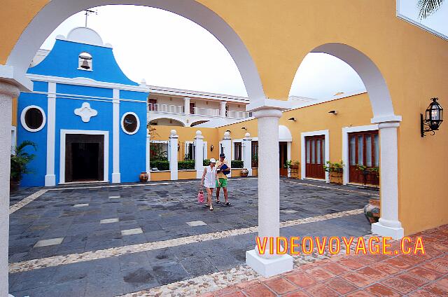 Mexique Riviera Maya Dreams Tulum Una pequeña iglesia de la izquierda, el restaurante entrada a la tarjeta correcta.