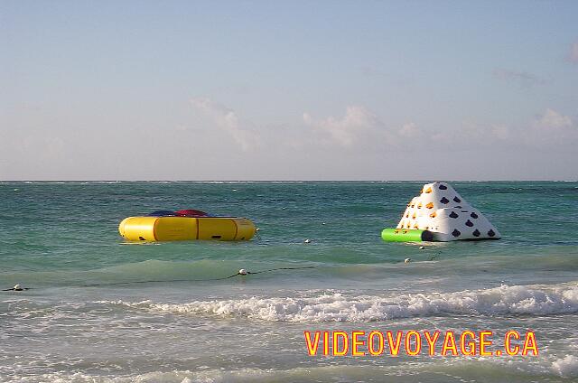 Mexique Riviera Maya Dreams Tulum Dans la mer, une trempoline et une montagne à escalader.