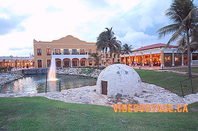 Mexique Riviera Maya Dreams Tulum Una sección importante de la web, con un lago de agua caliente, sauna de piedra natural, el antiguo bar del vestíbulo convertida a la izquierda y un restaurante mexicano a la derecha.