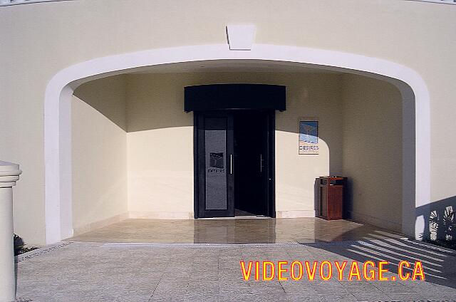 Mexique Riviera Maya Dreams Tulum The access door to the rear of the lobby.