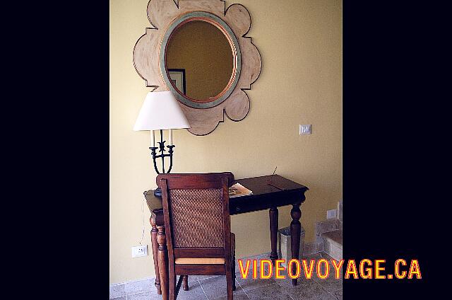 Mexique Riviera Maya Dreams Tulum A table with a mirror in the living room