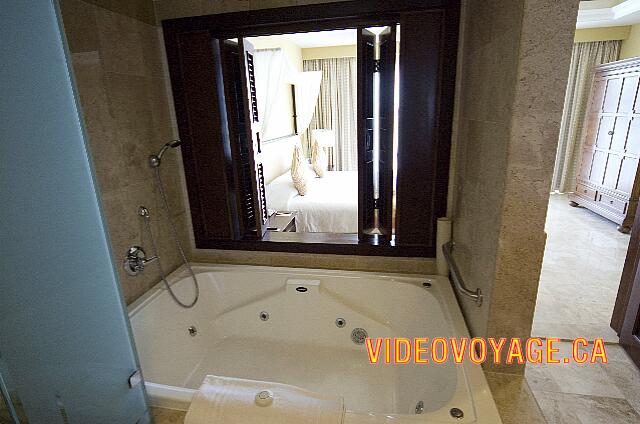 Mexique Riviera Maya Dreams Tulum El baño con jacuzzi y una vista de la habitación