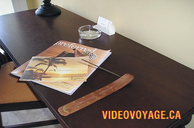 Mexique Riviera Maya Dreams Tulum Magazines and incense to clear a good smell in the room.