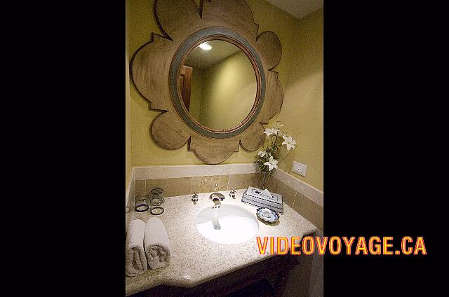 Mexique Riviera Maya Dreams Tulum Un baño pequeño cuarto en la entrada de la habitación. Si tienes invitados, pueden utilizar la sala de baño y así evitar entrar en su habitación.