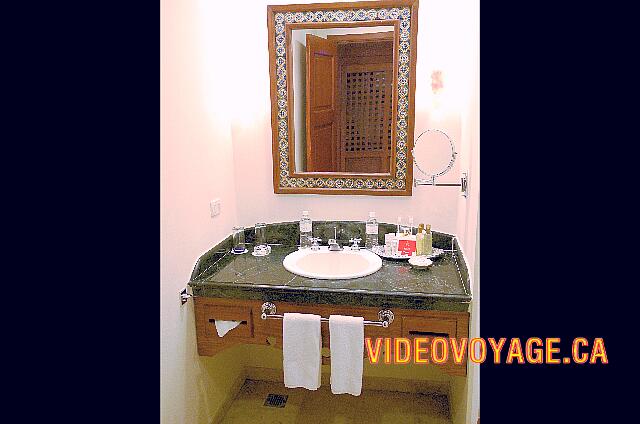 Mexique Riviera Maya Dreams Tulum A small counter in the bathroom. A powerful lighting, a magnifying mirror for makeup, facial tissue, ...