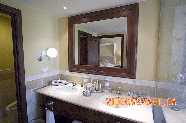 Mexique Riviera Maya Dreams Tulum The counter of the bathroom with two sinks, powerful lighting and a large mirror.