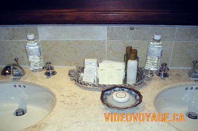 Mexique Riviera Maya Dreams Tulum Los productos para el cuidado personal y paños. El agua embotellada para cepillarse los dientes con agua tratado.