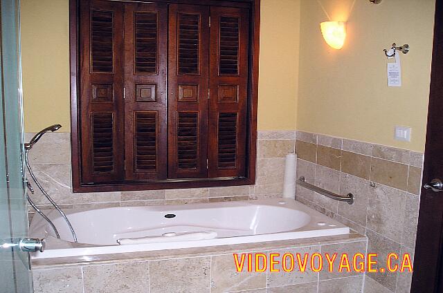 Mexique Riviera Maya Dreams Tulum La bañera de hidromasaje con una puerta que bloquea la vista de la habitación.