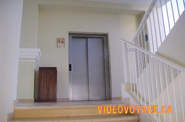 Mexique Riviera Maya Dreams Tulum Un edificio con ascensor.