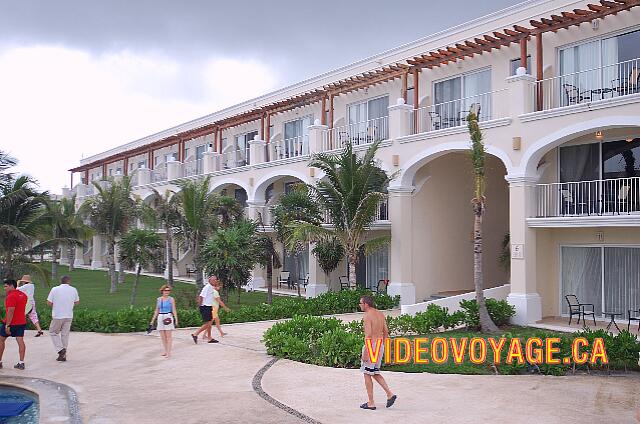 Mexique Riviera Maya Dreams Tulum This building is perpendicular to the ocean, but it's near the beach. They would rather Ocean View, but these are the same rooms as Ocean Front. They are easily identified by the bathroom window to the balcony.