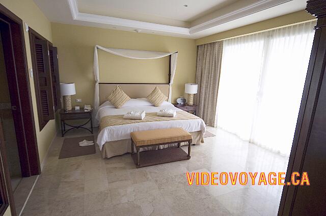 Mexique Riviera Maya Dreams Tulum Un amplio dormitorio con una cama king size.