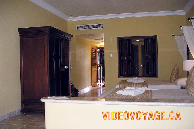 Mexique Riviera Maya Dreams Tulum Right, a port in the wall to hide the whirlpool of the bathroom, left the TV stand.