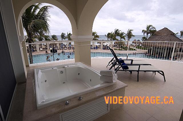 Mexique Riviera Maya Dreams Tulum Un gran balcón con un gran jacuzzi.