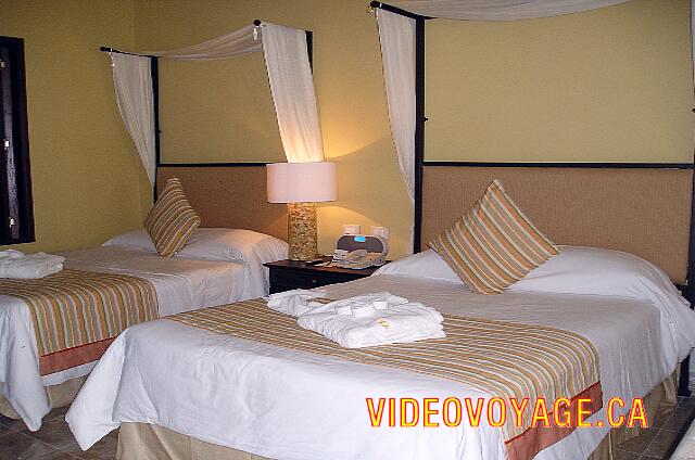 Mexique Riviera Maya Dreams Tulum Two twin beds with a bedside table in the center.