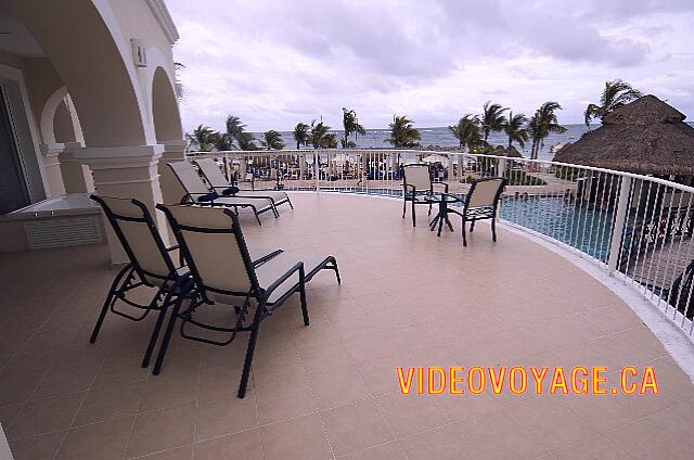Mexique Riviera Maya Dreams Tulum Una gran terraza con una hermosa vista del mar y la piscina.