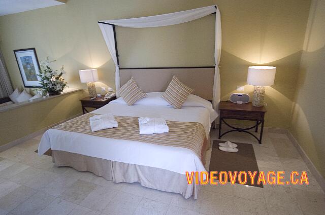 Mexique Riviera Maya Dreams Tulum A king bed with space around the bed