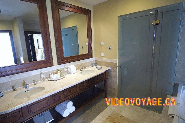 Mexique Riviera Maya Dreams Tulum El contador del cuarto de baño con 2 lavabos. A la derecha, la ducha ...