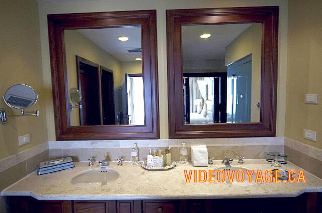 Mexique Riviera Maya Dreams Tulum Un gran mostrador con dos lavabos y dos espejos. Una luz potente por encima del mostrador, pero de baja intensidad por encima del espejo de aumento.