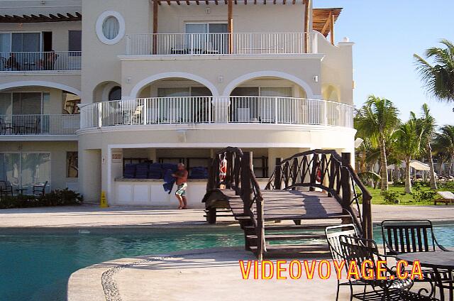 Mexique Riviera Maya Dreams Tulum A bridge across the pool to the other side of the towel service.