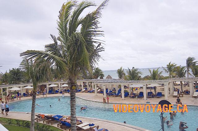 Mexique Riviera Maya Dreams Tulum A lack of deck chair around the pool when everyone goes to the pool. Some umbrellas ...