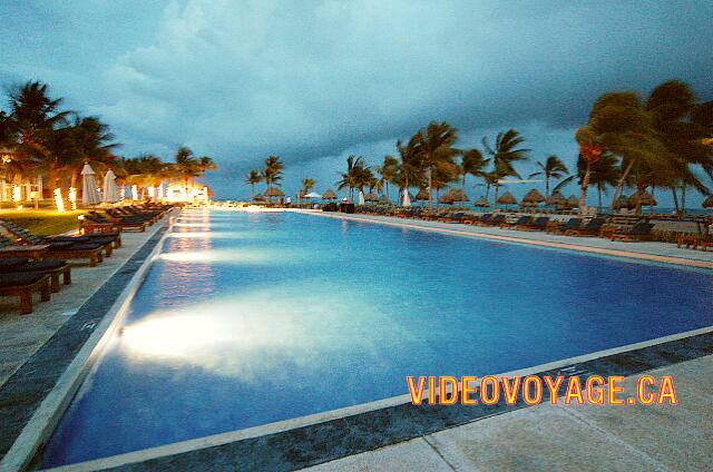 Mexique Riviera Maya Dreams Tulum The pool at night.