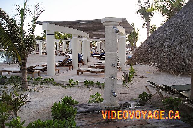 Mexique Riviera Maya Dreams Tulum Shower between the beach and the pool. Wooden chairs with a cushion.