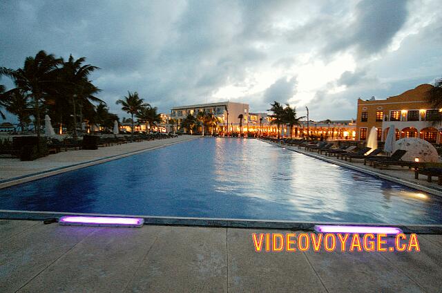 Mexique Riviera Maya Dreams Tulum Shows are held at the end of the pool at night. There is a sidewalk right along the pool built in stone, it is dangerous for people in wheelchairs, chairs rock ...