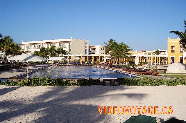 Mexique Riviera Maya Dreams Tulum Lots of chairs, but little umbrella. After the pool bar.