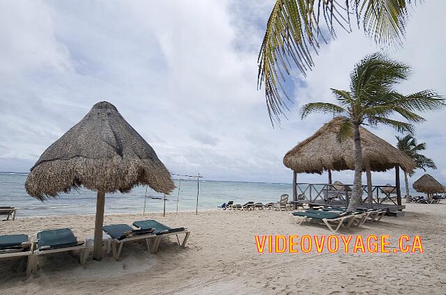 Mexique Riviera Maya Dreams Tulum Una cabaña de masajes en la playa. Los árboles en la playa son bajos.