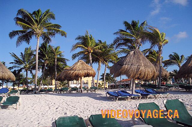 Mexique Riviera Maya Dreams Tulum El acceso a la playa es bastante fácil. El acceso de la acera de cemento ir hasta la playa final.