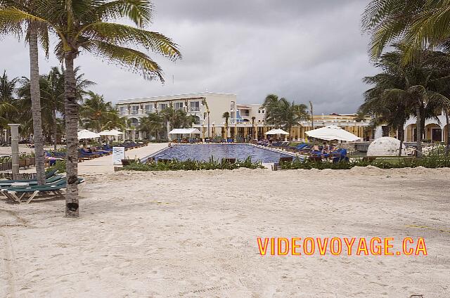 Mexique Riviera Maya Dreams Tulum Una de las piscinas del hotel cerca de la playa. No hay diferencia de altura entre la playa y los jardines del hotel, así que el acceso fácil a las personas con discapacidad.