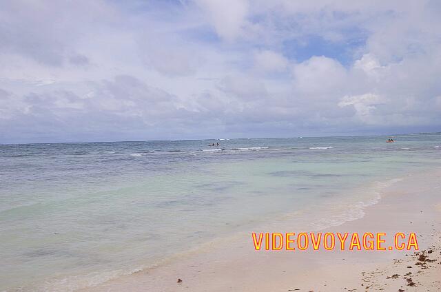 Mexique Riviera Maya Dreams Tulum A gran distancia a las ondas indican un arrecife de coral. El color oscuro en el mar generalmente indican la presencia de algas y / o arrecife.